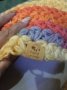 Ръчно изработено на една кука детско одеяло във свежи цветове.