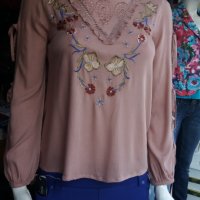 Риза/Блуза в цвят пепел от рози с бродерия и с отворени ръкави , снимка 1 - Ризи - 38277110