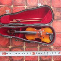 Уникална мини цигулка в калъф с лък, снимка 2 - Струнни инструменти - 36589543
