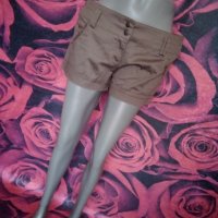Bershka Маслено зелени къси панталонки Л , снимка 1 - Къси панталони и бермуди - 37456968