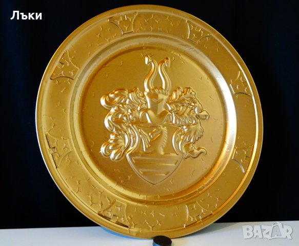 Чиния за стена,пано с рицар,изправен кон,орнаменти.