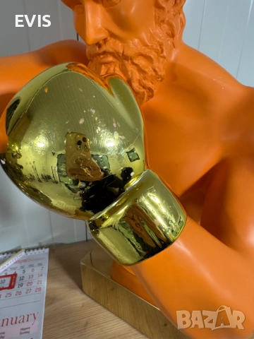 Продавам декоративен мъжки торс с боксови ръкавици – златиста поставка, снимка 7 - Други стоки за дома - 52815550