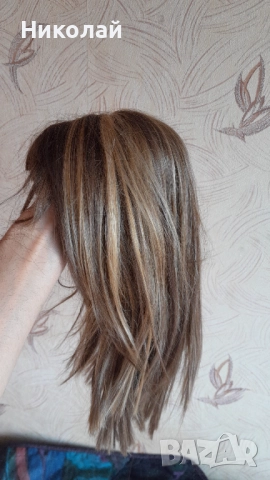 Две перуки - русолява и чисто черна