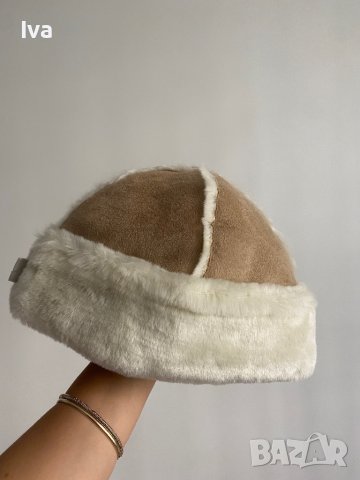 Дамска шапка, имитация на кожа бежова с бяло