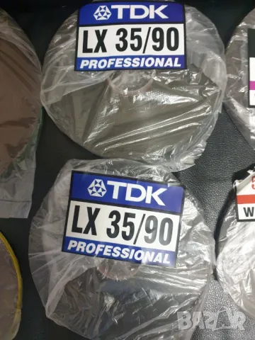 Магнетофонна лента за ролка 18 см.
Различни видове.
Едната е за ролка 22 см. 
, снимка 6 - Декове - 49203166