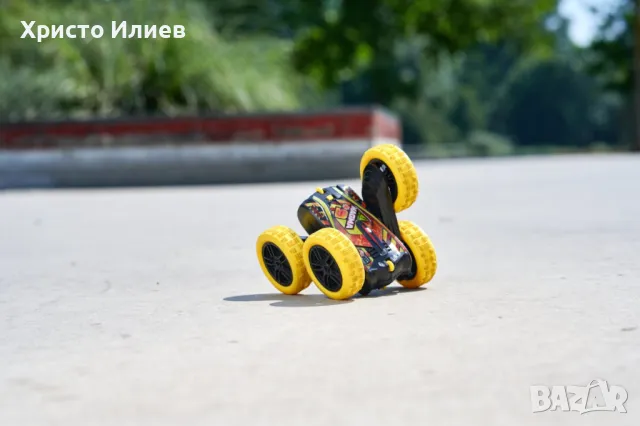 Кола с дистанционно въртяща преобръщаща 1:28 360 градуса големи жълти гуми Dickie Toys, снимка 3 - Коли, камиони, мотори, писти - 48859002