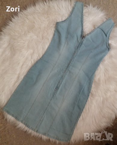 УНИКАЛНА дънкова рокля в светъл деним вталена с остро деколте , снимка 3 - Рокли - 40544404