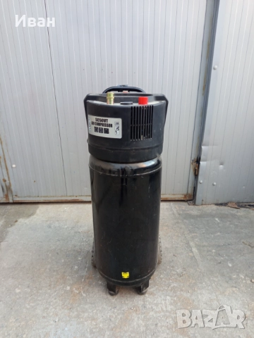 Компресор за въздух 50л. Правостоящ