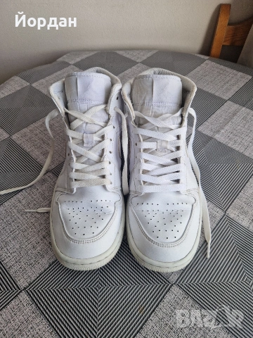 Кецове Nike Air Jordan 1 mid Triple White, снимка 2 - Маратонки - 53440877