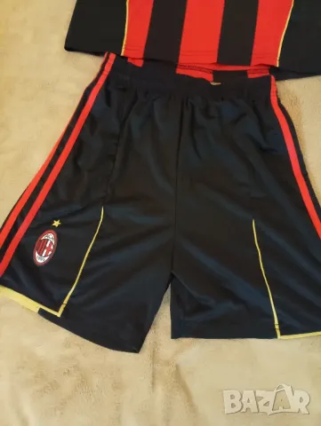Детски футболен екип Милан. , снимка 2 - Спортни дрехи, екипи - 48517319