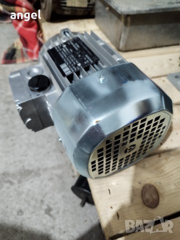  Трифазни Електродвигатели , снимка 9 - Електродвигатели - 39190801