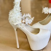 Бели сватбени / дизайнерски обувки, снимка 2 - Дамски обувки на ток - 38108553