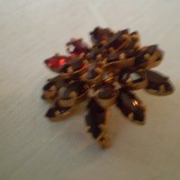 Винтидж брошка червен Чешки кристал месинг, снимка 5 - Антикварни и старинни предмети - 39358351