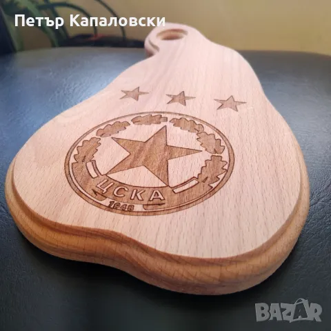 Ръчно изработена дъска за сервиране на мезета с лого на ЦСКА Импрегнирана с ленено масло.