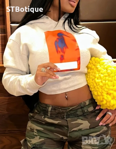 💕Дамска къса блуза с качулка и графичен принт – STBoutique💕