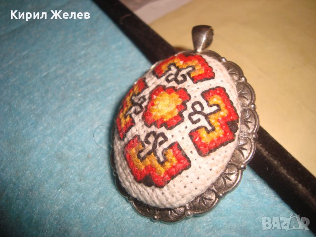 СТАР ПОСРЕБРЕН МЕДАЛЬОН с РЪЧНА ШЕВИЦА ЕТНОГРАФСКИ СТИЛ УНИКАТ МАЙСТОРСКА РЯДКА РАБОТА ПЕНДАНТ 26449, снимка 2 - Антикварни и старинни предмети - 34883959