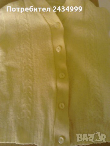 Продавам изгодно нова вьлнена английска жилетка за момиче