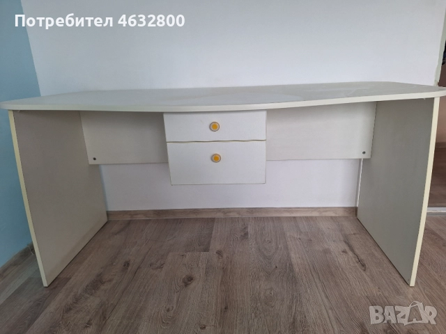 Продавам бюро