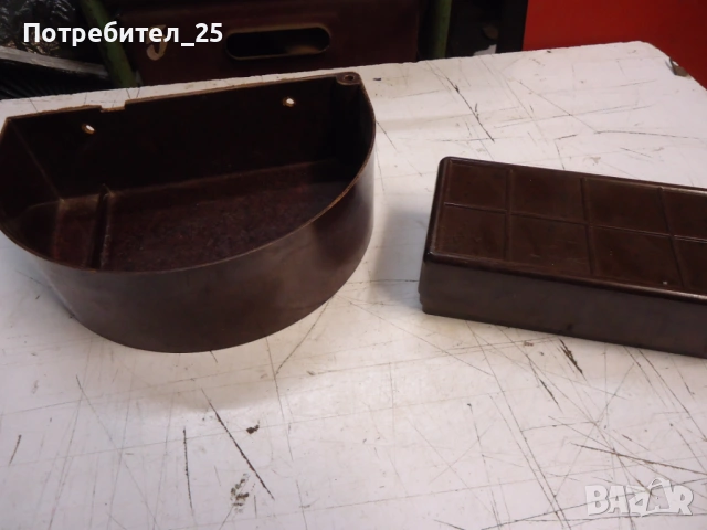 Бакелитени кутии от шевни машини.