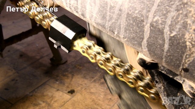 Инструмент за смазване верига на мотоциклет със спрей