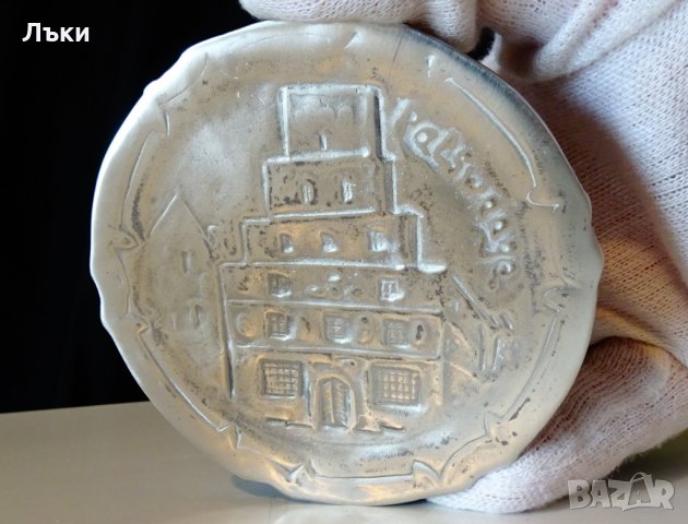 Чиния от калай,релефно изображение на готическа църква. 