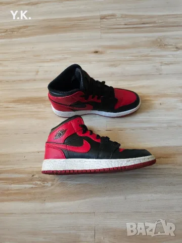 Оригинални кецове Nike Air Jordan 1 Mid "Banned" (GS), снимка 5 - Детски обувки - 47495171