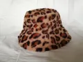 Дамска пухкава шапка с леопардов принт, снимка 2