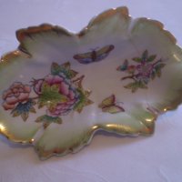 Винтидж чиния за бонбони Херенд, унгарска кралица Виктория, ръчно рисувана форма на листа, златен ръ, снимка 1 - Антикварни и старинни предмети - 38849171