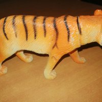 Продавам статуетка пластика на тигър, снимка 3 - Декорация за дома - 43855454