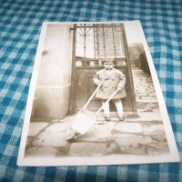 Стара снимка-картичка дете с играчка 1925г., снимка 2 - Други ценни предмети - 33143212