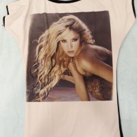 Бяла тениска с паднал ръкав , принт с привлекателна снимка на Шакира, красива, спортно-елегантна, снимка 2 - Тениски - 37416144