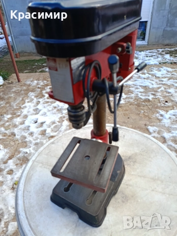 Немска настолна бормашина, работеща 