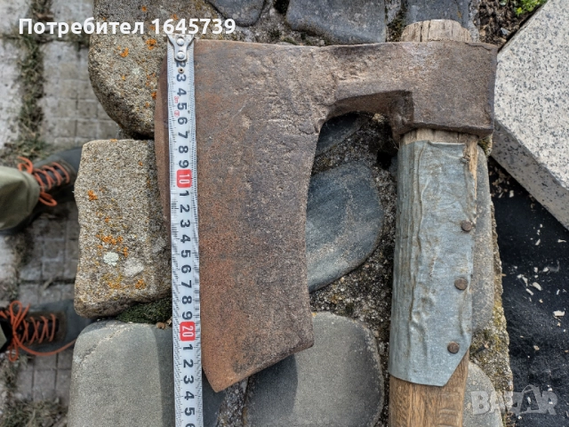 Огромна стара брадва 