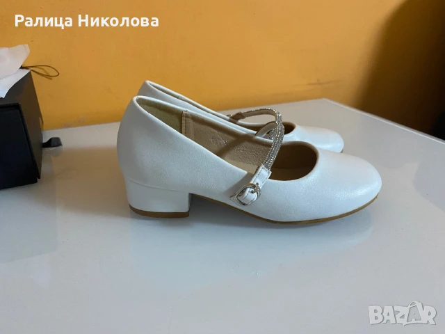 Детски официални обувки в бяло 29 номер, снимка 4 - Дамски ежедневни обувки - 50467945