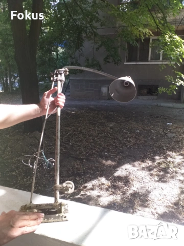 Стара индустриална лампа с много яка стойка. Уникат., снимка 2 - Антикварни и старинни предмети - 53464308