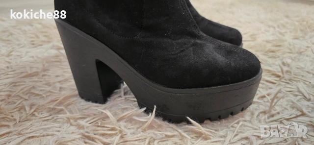 Велурени чизми на ток