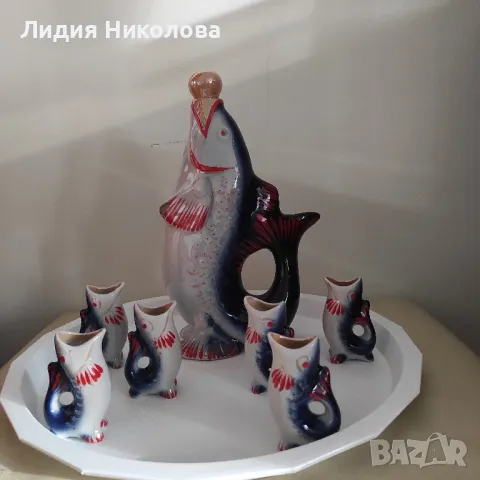 Комплект за ракия, шест чаши и шише с тапа, порцелан.