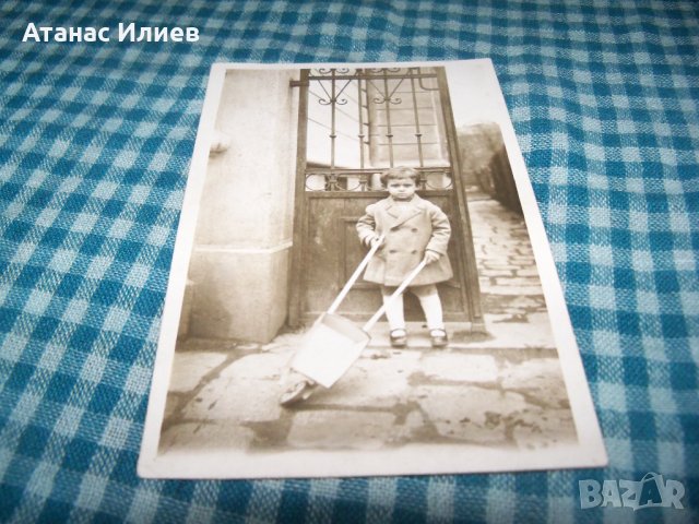 Стара снимка-картичка дете с играчка 1925г., снимка 2 - Други ценни предмети - 33143212
