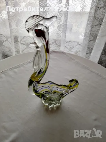 Фигурка от шарено стъкло.