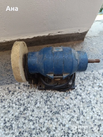 Електрически двоен шмиргел 300 w. работи