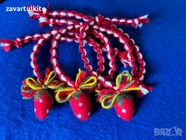 Вълнени мартеници за ръка с ягода, направена с иглоплъстене, снимка 3 - Български сувенири - 48696049