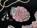 Дамски бижута комплект обеци и брошка - шнола в розово, снимка 1 - Бижутерийни комплекти - 44866292