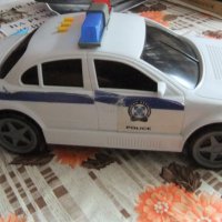 Продавам детска играчка полицейска кола  със сигнални светлини и звук, снимка 3 - Коли, камиони, мотори, писти - 36632757