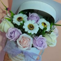 Кутия шапка със сапунени цветя за бъдещи абитуриенти или абсолвенти🎓, снимка 1 - Подаръци за жени - 40417077