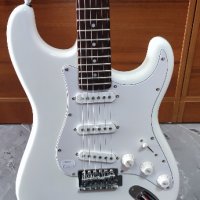 Електрическа китара цвят бял, снимка 2 - Китари - 40495937