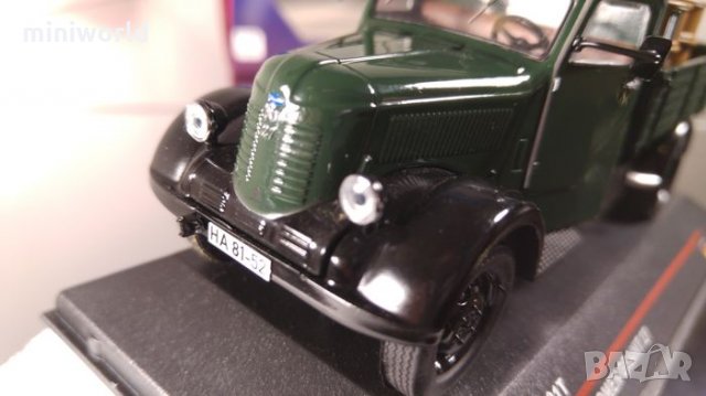 Phänomen Granit 27 1950 Donkergroen - мащаб 1:43 на IST Models модела е нов в PVC дисплей-кейс, снимка 15 - Колекции - 27490713