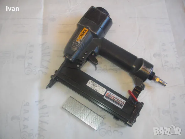 Немски Профи Пневматичен Дърводелски ТАКЕР за скоби 9-40мм REVOTOOL K9040F K90 Голям Масивен Отличен, снимка 6 - Други инструменти - 47518770