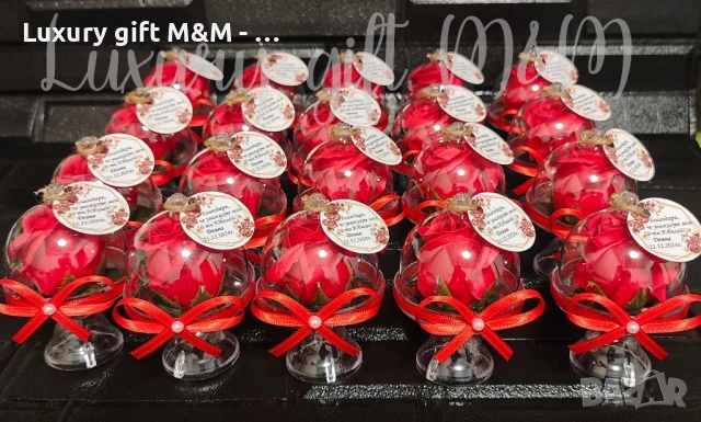 Подаръци за гости - акрилна стъкленица с роза на столче, снимка 2 - Подаръци за кръщене - 50694322