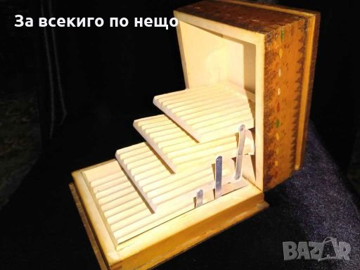 Стара, дървена, колекционерска кутия за насипни цигари.