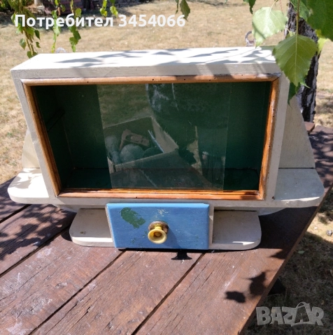 Аптечка, огледало, масичка и столче. 